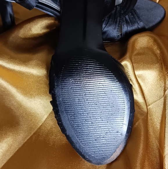 Kelly & Katie - Picture 6 of 8